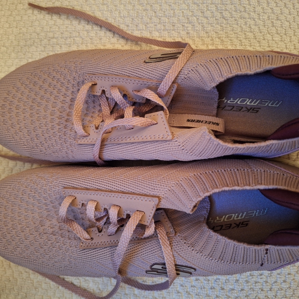last chance! gorgeous UNWORN womens memory foam skechers size 10 (no box)